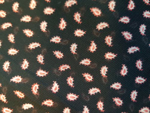Sort polyester med paisleymønster i hvitt og rosa