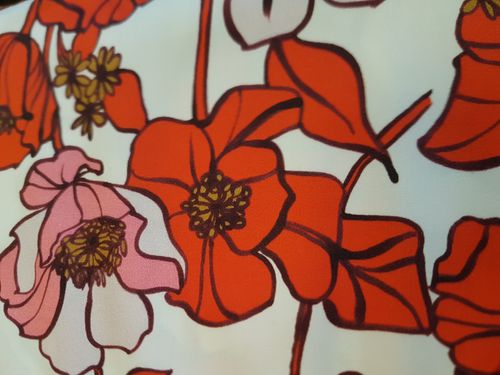 Rød blomstret bomull
