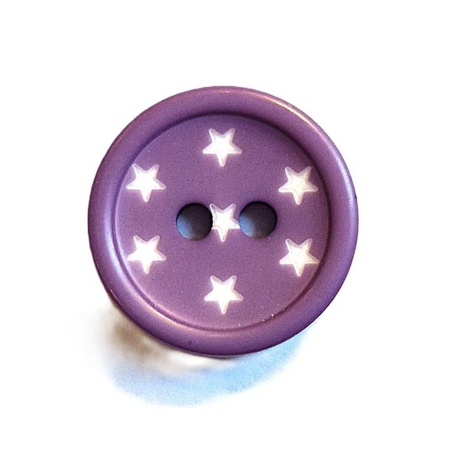 Hovedbilde Knapp 2 hull lilla med stjerner 12 mm
