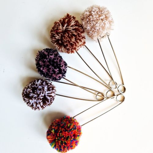 Kiltnål med pompon dusk multi farget